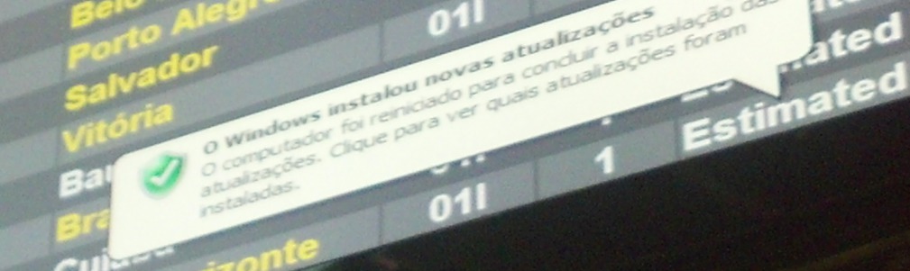 Problemas com janelas de notificação que aparecem em cima do sistema de sinalização digital no aeroporto no Brasil